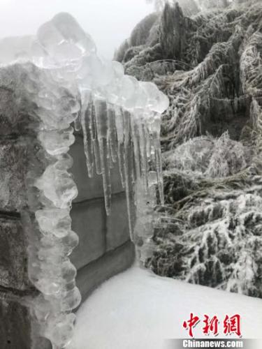 位于安徽霍山县的大别山主峰白马尖景区内山中，冰雪美景令人惊叹。　何小报 摄