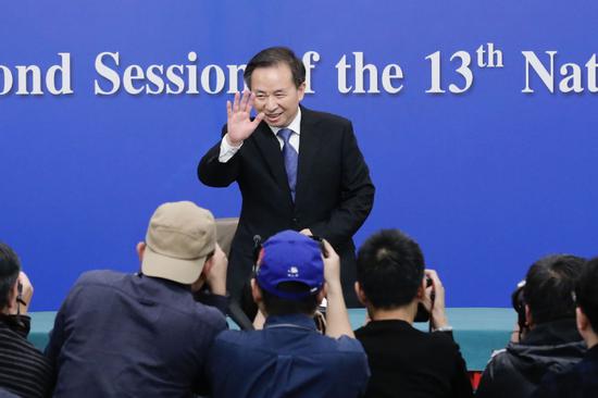 Li Ganjie greets reporters. （Photo by Kuang Linhua/China Daily）