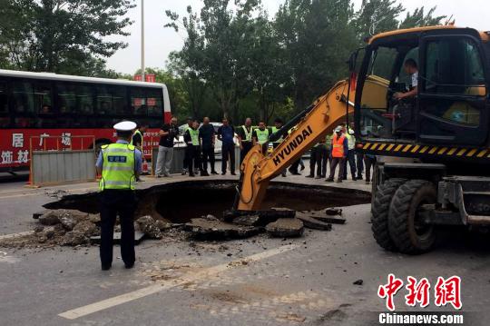 目前，银川交警部门及市政部门已开始全力抢救，事故原因还在进一步调查中。　石永磊 摄