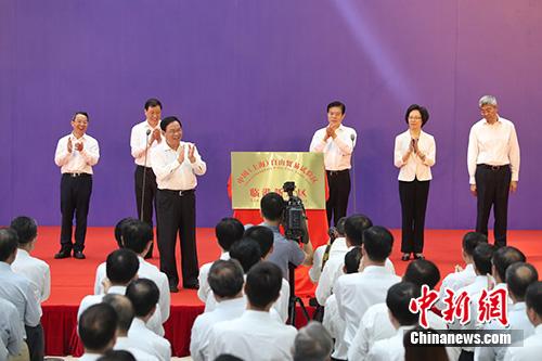 图为上海市委书记李强为临港新片区揭牌。<a target='_blank' href='http://www.chinanews.com/'>中新社</a>记者 张亨伟 摄