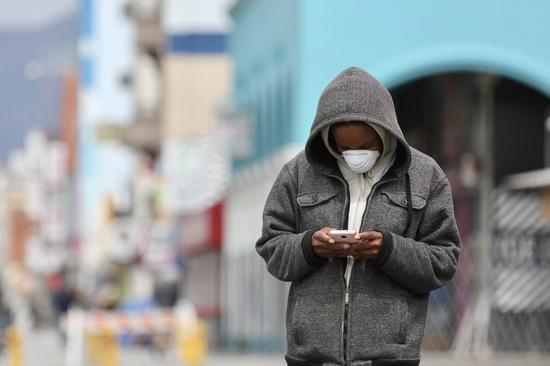 A man wearing a mask is seen on a street near Venice Beach, Los Angeles, the United States, April 10, 2020. (Xinhua)