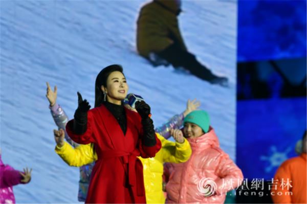 “冬奥文化推广使者”、“长春冰雪旅游推广大使”伊丽媛献唱长春冰雪节。梁琪佳摄