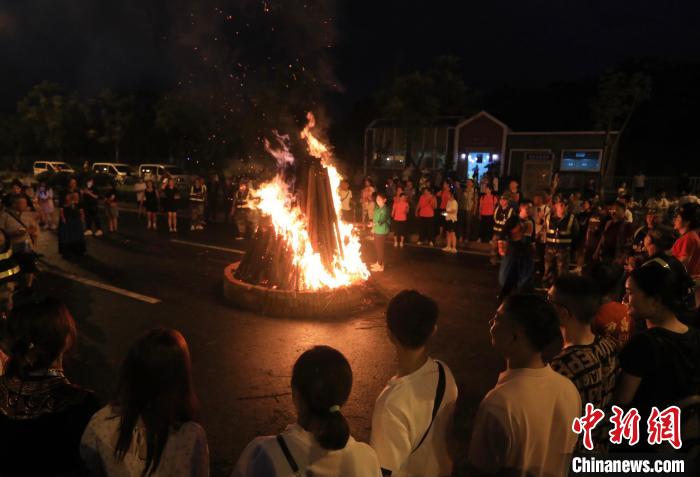 四川西昌万名民众欢度火把狂欢夜 图1