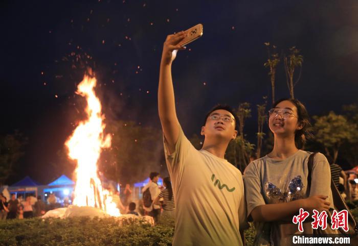 四川西昌万名民众欢度火把狂欢夜 图2