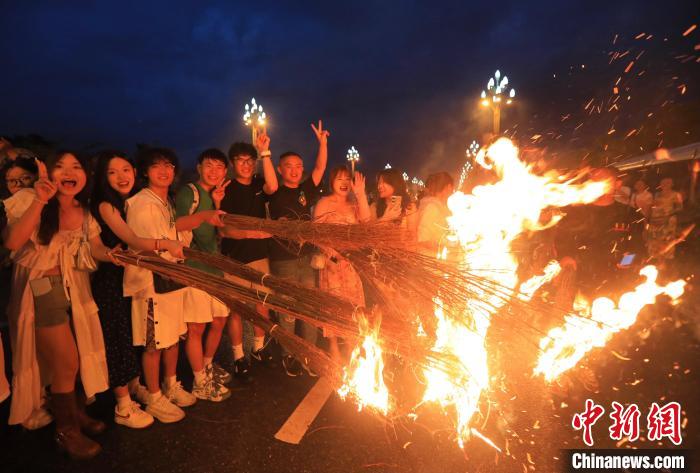 四川西昌万名民众欢度火把狂欢夜 图3