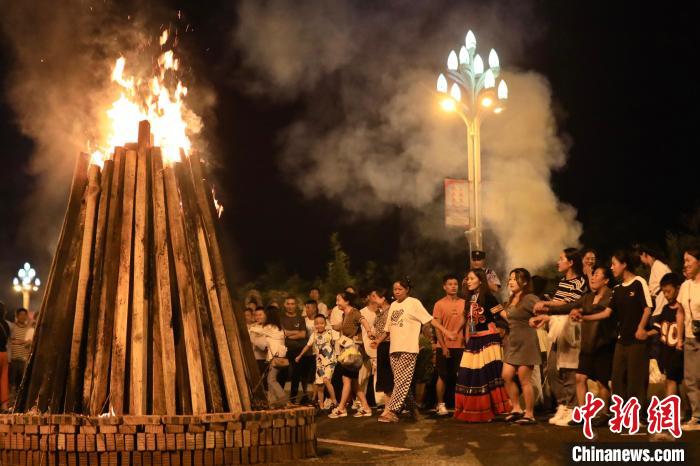 四川西昌万名民众欢度火把狂欢夜 图6