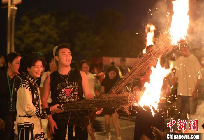 四川西昌万名民众欢度火把狂欢夜 图8