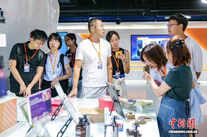 香港青年赴穗探寻大湾区AI创业机遇
